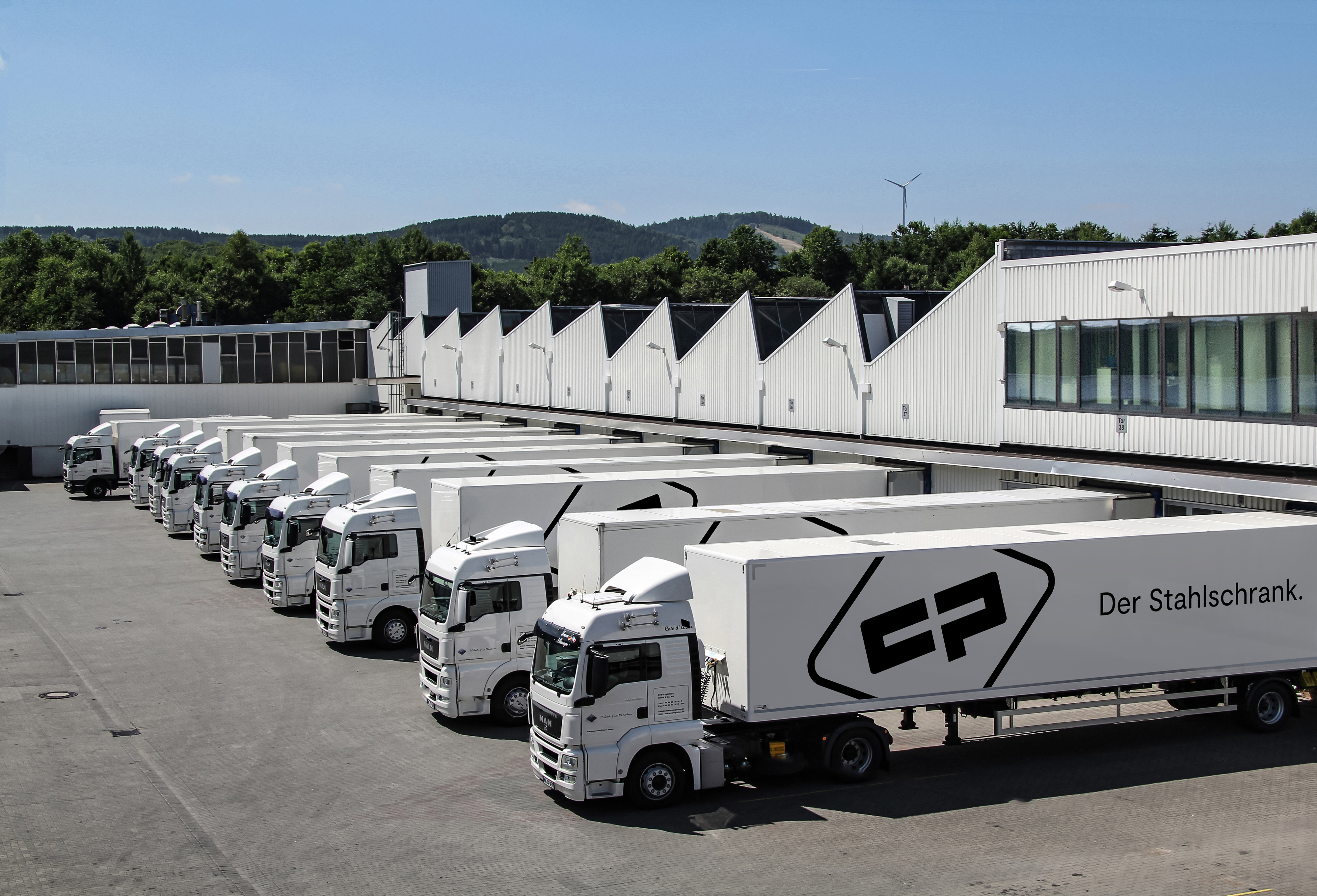 Lkw der C + P Logistik bei der Auslieferung